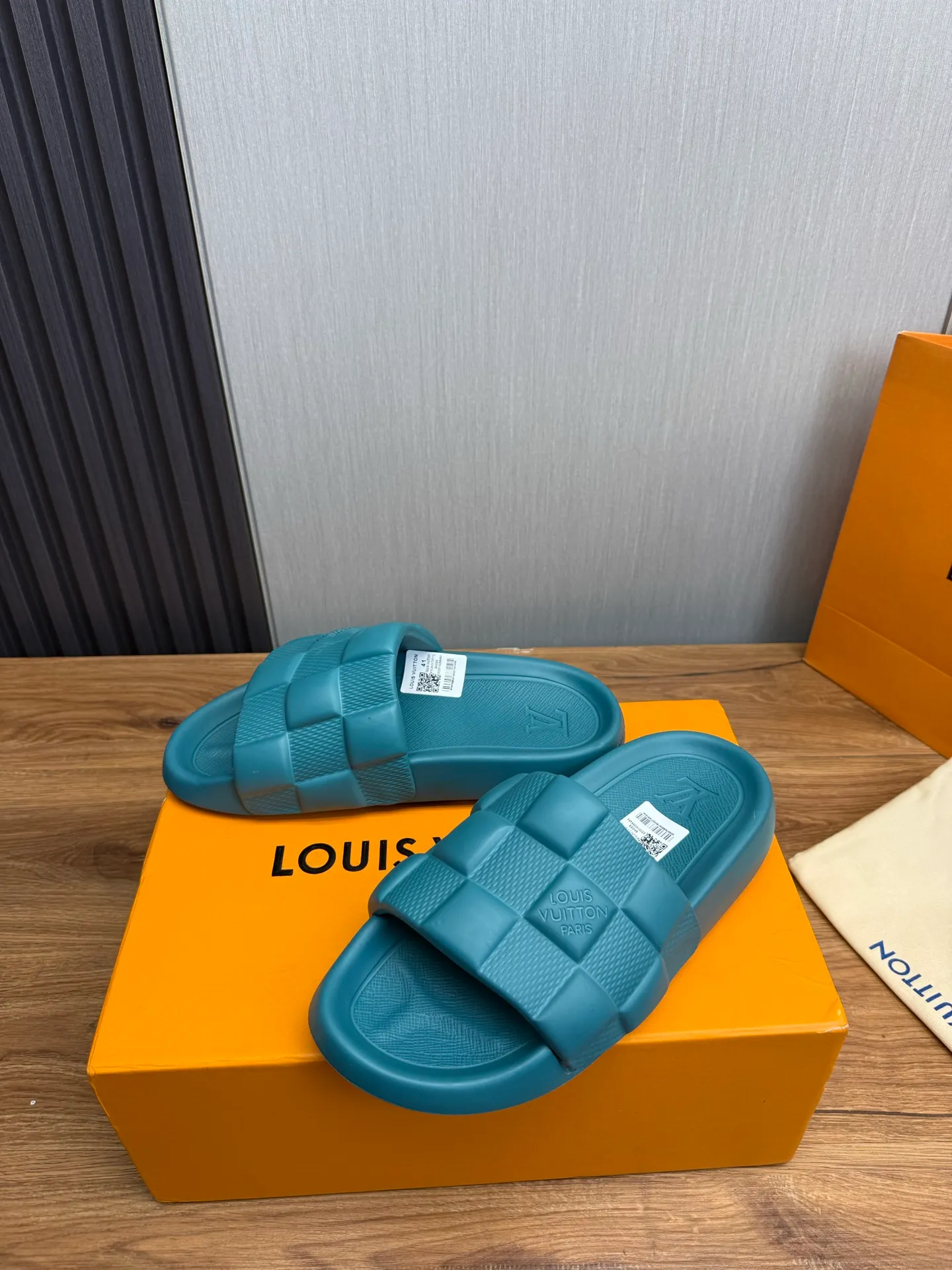 Men's shoes 💰260💰 ▪️LV's popular Little Red Book popular slippers hot sale: 1 shipment✅ Super textured and comfortable slippers, original TPU outsole. Authentic counter box drawer box packaging 🎁Size 38-45